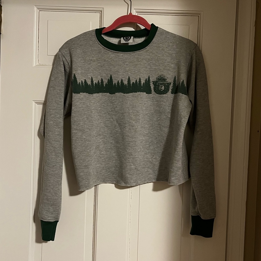 Smokey Bear Gray + Green Cropped Sweatshirt – Outdoor/Nature Theme | Women’s M